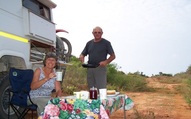 Derk en Maggie van den Brink ontbijten bij hun camper. Foto's fam. van den Brink