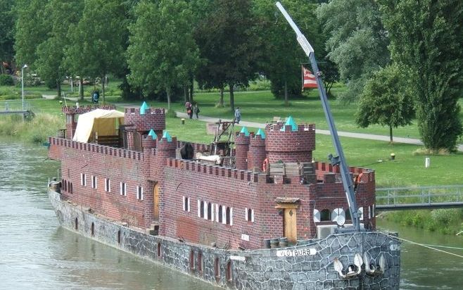 Het varend middeleeuwse kasteel Vlotburg ligt op dit moment in Haarlem. Foto Vlotburg