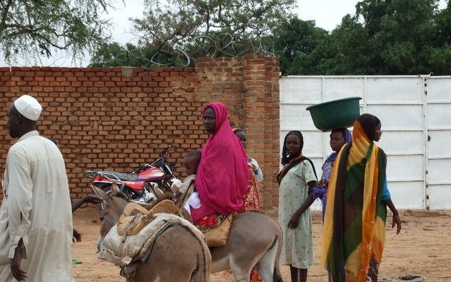 N'DJAMENA - EU–buitenlandcoördinator Javier Solana veroordeelde vrijdag het offensief van de opstandelingen en riep de rebellen op de strijd te staken en vredesonderhandelingen te beginnen. De VN–Veiligheidsraad komt vrijdag bijeen om de toestand te bespr