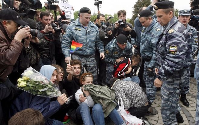 MOSKOU – De Russische oproerpolitie heeft zaterdag in Moskou een homoparade opgebroken, voorafgaand aan de finale van het Eurovisiesongfestival. De betoging was verboden door de autoriteiten, maar demonstranten gingen toch de straat op. Foto EPA