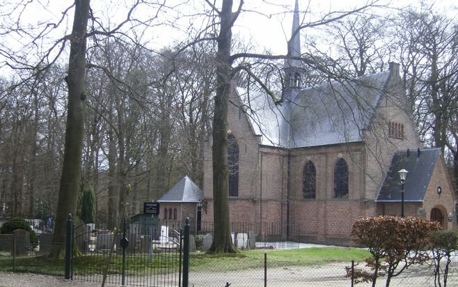 LAGE VUURSCHE – Het kerkgebouw van de hervormde gemeente in Lage Vuursche bestaat 350 jaar. Zondag hoopt de plaatselijke predikant, ds. G. H. Kruijmer dat in een dienst te herdenken. Verderop in het jaar worden activiteiten georganiseerd. Foto RD