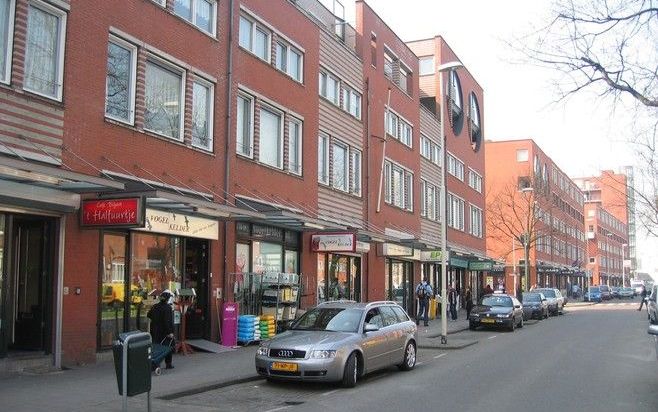 De Wolphaertsbocht, een winkelstraat in Rotterdam, moet wel de best beveiligde plek van Nederland zijn.