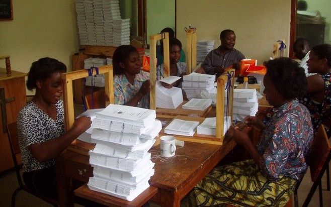 VEENENDAAL – Vrouwen uit Malawi binden woordenboeken met de hand in. De woordenboeken bevatten meer dan 35.000 begrippen in het Engels en het Chichewa, de voertaal in Malawi. Samensteller is theoloog dr. Steven Paas, die tot 2007 voor de Gereformeerde Zen