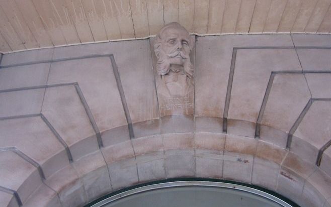 De buste van Hendrik der Nederlanden siert de hal van het centraal station van Luxemburg-stad. Foto Luxemburgs Nationaal Verkeersbureau