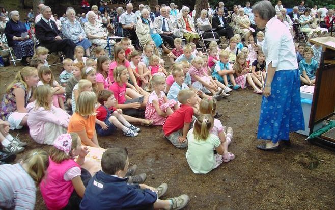 ZEIST – De christelijke gereformeerde zendingsdag in het Zeisterbos trok zaterdag enkele honderden bezoekers. Thema was: ”Van verre staande verstaan”. Het zendingsechtpaar Visser vertelde over het Bijbelvertaalwerk in Botswana. - Foto RD