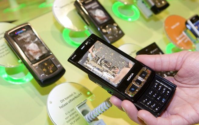 BRUSSEL (ANP) – Mobiele telefoons kunnen in de toekomst gebruik maken van één type oplader. De tien belangrijkste fabrikanten van mobiele telefoons, die samen 90 procent van de Europese markt in handen hebben, zijn dat overeengekomen. Foto ANP