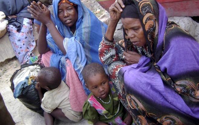 MOGADISHU - Moeders en kinderen in de door oorlog geplaagde Somalische hoofdstad Mogadishu. - Foto EPA