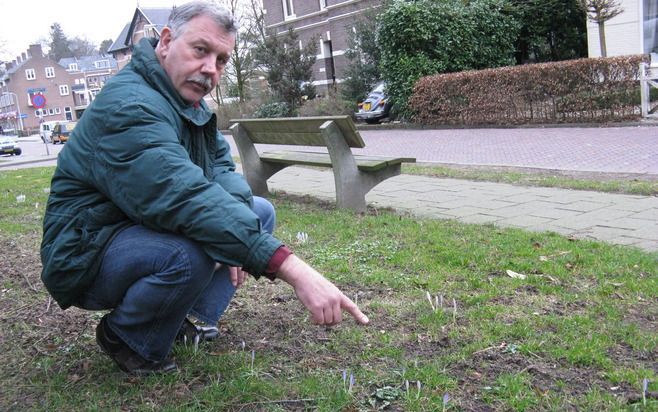 Eef Peeters bij de plek waar mogelijk soldaten uit de Tweede Wereldoorlog begraven liggen. Foto RD.