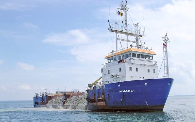 BRUSSEL – De bemanning van het Belgische schip de Pompeï, dat twee maanden gekaapt is geweest door Somalische piraten, komt maandag weer thuis. Foto EPA