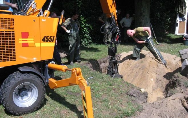 Medewerkers van de Gravendienst speuren in Oosterbeek op de afgegraven plek. Foto RD