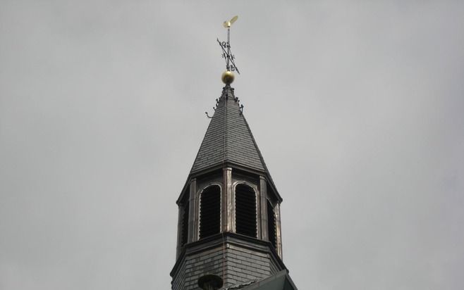 De hervormde kerk in het Zeeuwse Krabbendijke heeft weer een toren. Ruim een jaar eerder werd het gebouw getroffen door de bliksem, waarna de toren in brand vloog. Foto RD