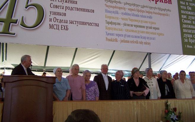 KOERSK – In het Russische Koersk werd zaterdag en zondag herdacht dat 45 jaar geleden de Verwantenraad werd opgericht. Foto: S. G. Germanjuk, lid van de baptistische Broederraad, spreekt de nog in leven zijnde leden van de Verwantenraad toe. De Verwantenr