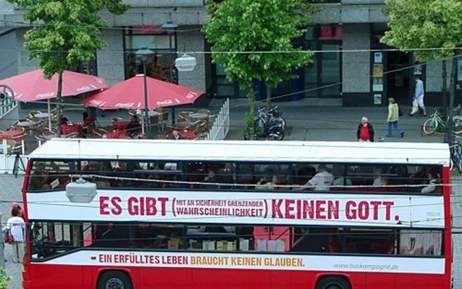 De bus met de slogan: ”Er is –met een aan zekerheid grenzende waarschijnlijkheid– geen God”. Foto Okej Worldpress