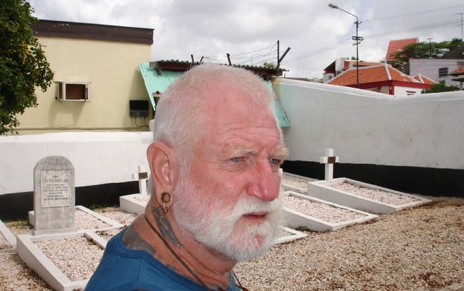 Frans van Es is beheerder van de militaire begraafplaats Otrabanda op Curaçao. Met een twintigtal vrijwilligers renoveerde hij de dodenakker. „Dat leverde een berg afval op van hier tot ginder.” Foto Marius Bremmer