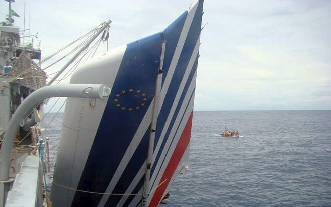 Foto, vrijgegeven door de Braziliaanse Marine, van een brokstuk van het Air France ramptoestel dat aan boord wordt gehesen van het fregat Constitution. Het vliegtuig verdween op 31 mei boven de Atlantische Oceaan met 228 passagiers aan boord, terwijl het 