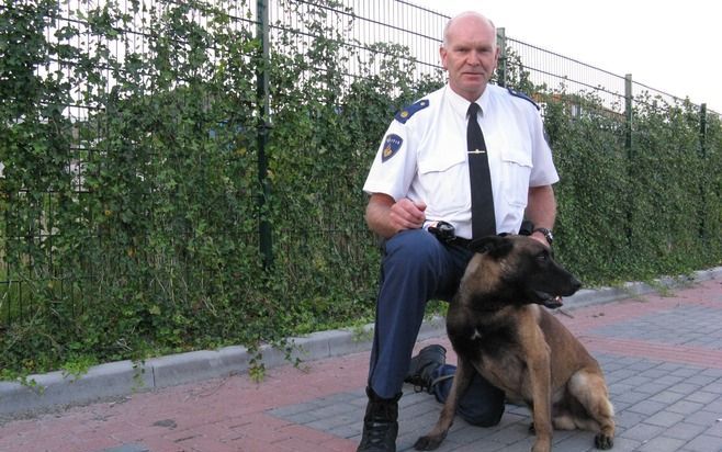 SNEEK – Politiehondenexpert Nic Westrik met Rico, een Mechelse herder die wordt afgericht als politiehond. „Een getrainde politiehond heeft een kaakdruk van 200 kilo per vierkante centimeter. Alsof er een boomstam op je been valt.” Foto RD