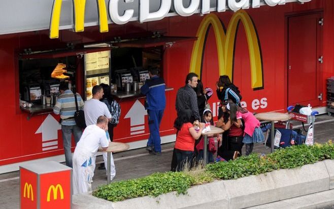 DEN HAAG – De drie grote fastfoodketens McDonalds, Burger King en Kentucky Fried Chicken (KFC) richten zich met hun reclame en marketing nog steeds voor een groot deel op kinderen. Vooral McDonalds maakt zich volgens de Consumentenbond hieraan schuldig, z