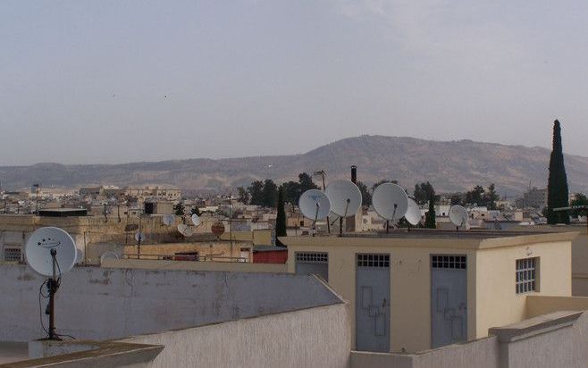 Satellietschotels, zoals hier in Fes, zijn in Marokko gemeengoed. De meeste Marokkanen komen niet door middel van zendelingen in aanraking met het Evangelie, maar door uitzendingen via tv, radio en internet. Foto’s RD