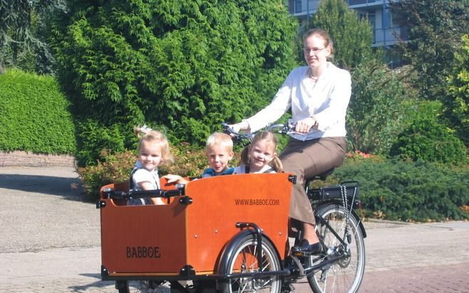 Ouders hebben goed zicht op hun kinderen in de bak van de bakfiets. De kinderen zitten er veilig vast met riempjes en kunnen heerlijk rondkijken. In de bak passen ook boodschappentassen en Maxi-Cosi’s. Foto’s RD