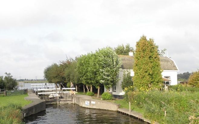 De sluis in het Luijendijkje bij Landsmeer. Rechts de woning van de sluiswachtster. Foto RD