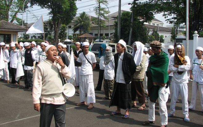 DEPOK – Een Indonesische rechtbank sprak zich donderdag uit in een conflict over de bouw van een kerk. Ruim dertig mannen demonstreren voor de rechtbank. „Allah is groot”, schreeuwen ze. Foto Jan Lepeltak