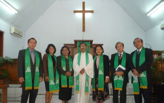 Kerkenraad van het kleinste GPIB-kerkje in Jakarta in de wijk Setiabudi die voor 95 procent uit ‘Bataviase’ moslims (orang Betawi) bestaat. In het midden de Pendeta (predikant) van dienst. Foto Niemeijer