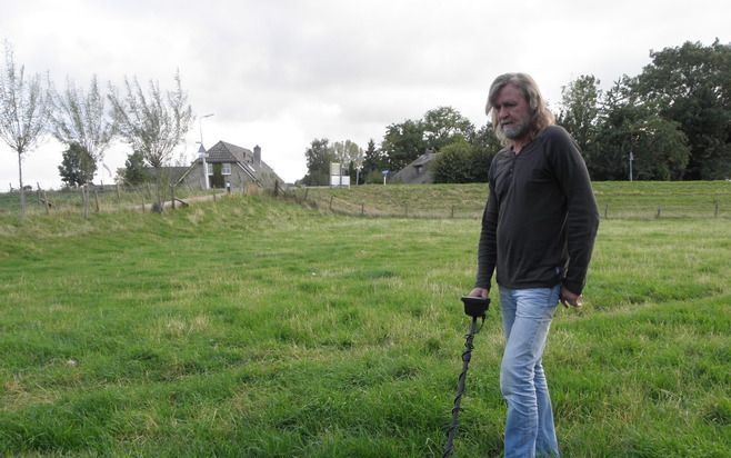 ZALK – Ruud de Heer met één van zijn metaaldetectors in een weiland bij Zalk. „Boeren dachten dertig jaar geleden dat het een kantenmaaier was of een mollenvanger. Inmiddels verkoop ik er honderden per dag.” Foto RD