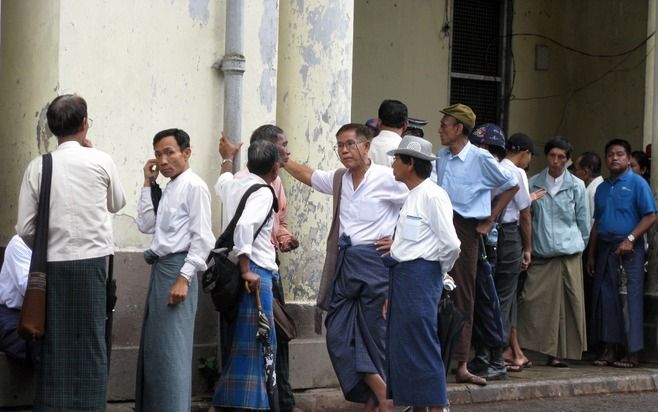 Aanhangers van de partij van oppositieleidster Aung San Suu Kyi bij de rechtbank waar de leidster wordt berecht. Foto EPA