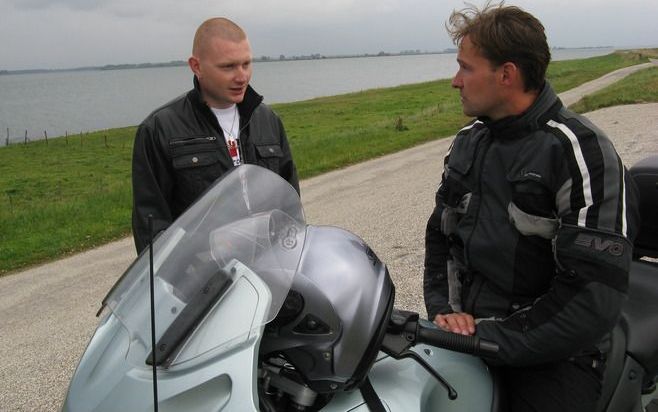 Veldwerker Jaco Hakkenberg (r.) in gesprek met Arie-Jan, die voorheen ernstig verslaafd was aan alcohol en drugs. Foto’s RD