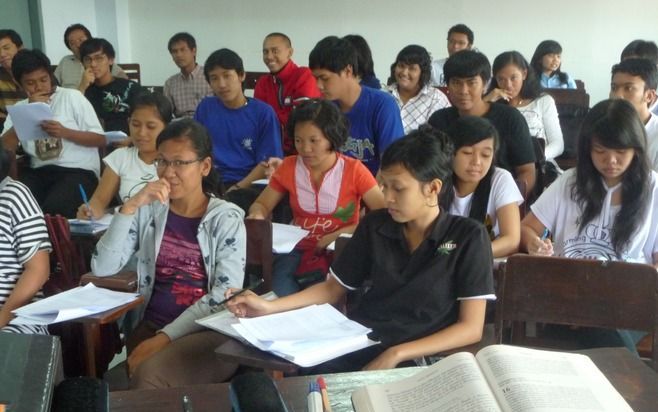 JAKARTA – Een groep studenten van de Theologische Hogeschool te Jakarta (STTJ) aan het werk. De school viert deze maand zijn 75-jarig bestaan. Foto Hendrik E. Niemeijer