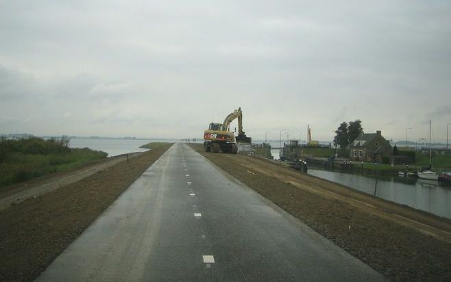 MIDDELHARNIS – De verstevigde Buitenhavendijk bij Middelharnis. De dijk is over een lengte van 460 meter met 1 meter verhoogd en ruim 5 meter verbreed. - Foto waterschap Hollandse Delta