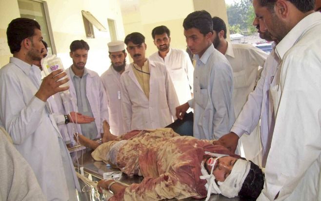 ISLAMABAD – Maandagmiddag maakte een zelfmoordenaar een einde aan zeker 41 mensenlevens. Dat gebeurde op een markt in Alpurai, de hoofdstad van het straatarme district Shangla. Er vielen ook veel gewonden (foto). Foto EPA