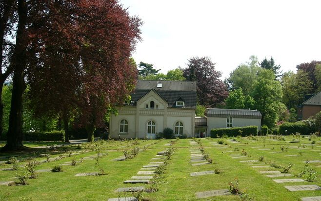 ELBERFELD – In Elberfeld bevindt zich de Friedhofskapelle, waar iedere zondag de Niederländisch-Reformierte Gemeinde –de gemeente die dr. H. F. Kohlbrugge eens diende– bijeenkomt. Op de voorgrond een deel van de begraafplaats. Foto H. Boele