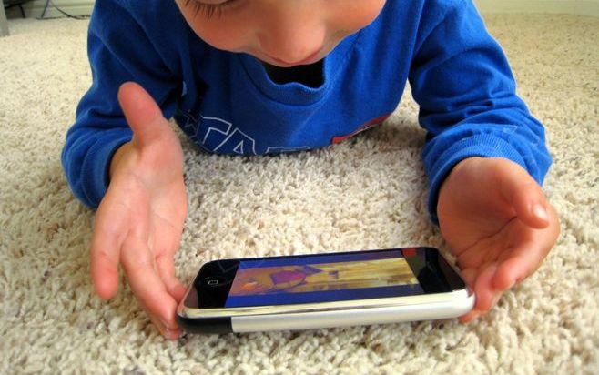 ALKMAAR – Kinderen en jongeren zijn in toenemende mate online actief via smartphones en spelcomputers. Met die toename van mobiel internet valt het toezicht op de jeugd weg, schrijven Bamber Delver en Liesbeth Hop in ”De WIFI-generatie” dat donderdag vers