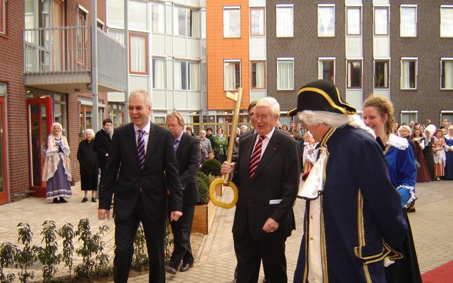 Voormalig VVD-leider Wiegel heeft gisteren onder gro­te belangstelling de officiële opening van zorgcentrum ’t Slot in Gameren verricht. Foto RD