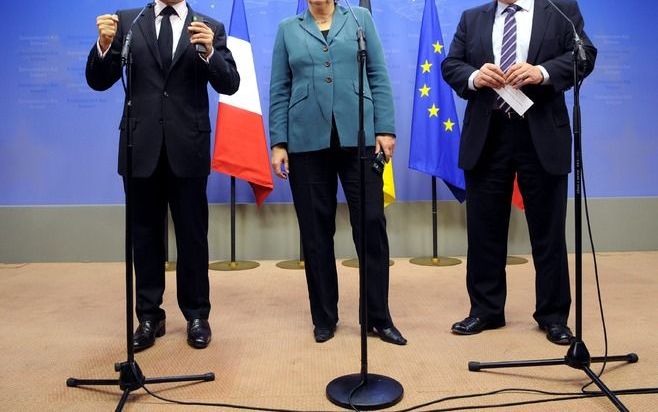 De Franse president Sarkozy, de Duitse bondskanselier Merkel en de Deense premier Rasmussen tijdens een persconferentie voorafgaand aan de vergadering over een nieuwe EU–president in Brussel. Foto EPA