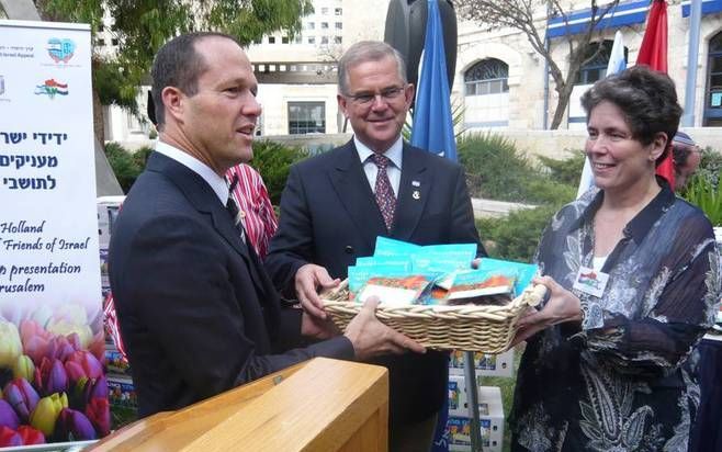 JERUZALEM – Burgemeester Barkat kreeg van Jeruzalem kreeg donderdag 50.000 Nederlandse tulpenbollen aangeboden door voorzitter Dick Schutte van de stichting Christenen voor Israël. - Foto Christenen voor Israël