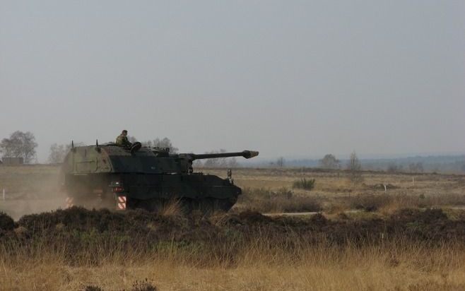 ’t HARDE – Een pantserhouwitser –het modernste artilleriestuk van de landmacht– rijdt over de heide op het oefenterrein van Legerplaats Oldebroek bij ’t Harde. Foto Bryan Tong Minh