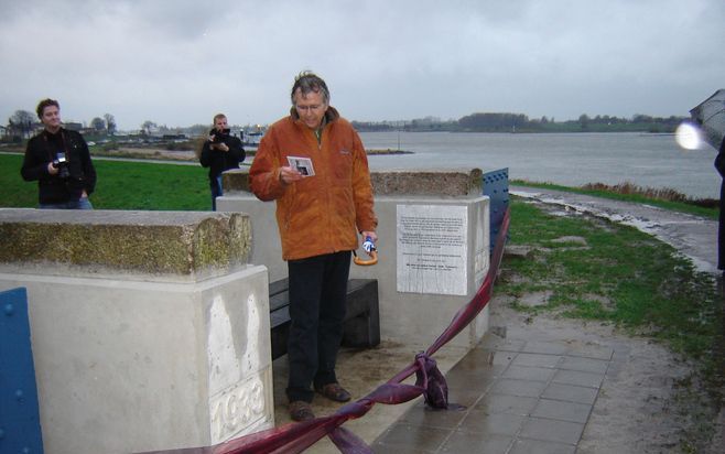 ZALTBOMMEL – Wethouder W. Romp onthulde maandag een zitbank ter herinnering aan de oude Waalbrug bij Zaltbommel. Foto Dirk Brugmans