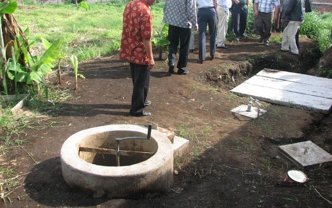 SUKA JAYA – Er is veel belangstelling voor de cementen reactor achter de boerderij van Ibu Sri in Suka Jaya, West-Java. Het bouwwerk wint methaangas uit de mest die haar enorme stal vol melkkoeien oplevert. Sri kookt haar nasi voortaan op methaangas. De b