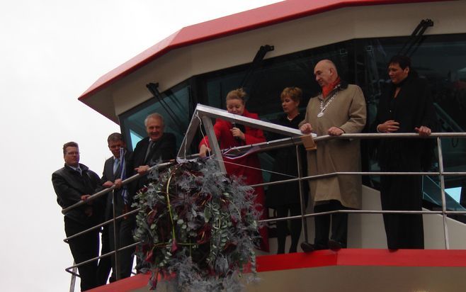 BRAKEL – Gedeputeerde Van Haaren doopte donderdagmiddag de veerboot Brakel II. De nieuwe pont gaat varen tussen Brakel en Herwijnen. Foto Dirk Brugmans