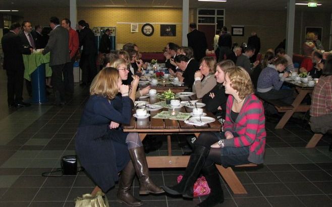 GORINCHEM – Ter gelegenheid van het 25-jarig bestaan van het Landelijk Contact Jeugdwerk van de Christelijke Gereformeerde Kerken werd donderdag in Gorinchem een symposium gehouden. Foto Henk Smits