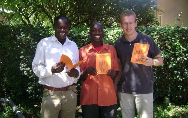 DRIEBERGEN - Nieuwe boekjes met een deel van de Bijbel in een vertaling voor inwoners in Noord-Tanzania. Foto Wycliffe Bijbelvertalers