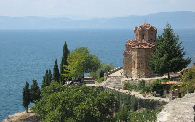 Het Meer van Ohrid ligt op de grens met Albanië, is 32 kilometer lang en in het midden 693 meter diep. Het water is helder tot 22 meter diepte. Foto Corina Schipaanboord