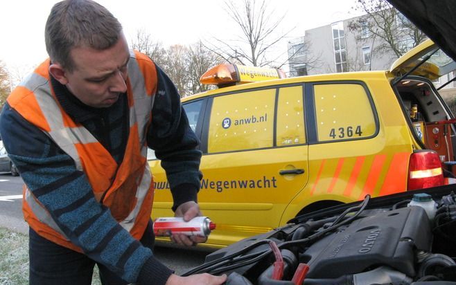 ZWOLLE – Wegenwachter Maarten Mos inspecteert de motor van een gestrande auto in Zwolle. Nu de kou is ingetreden, heeft de Wegenwacht het extra druk. De afgelopen dagen waren er duizenden extra pechmeldingen. Foto RD