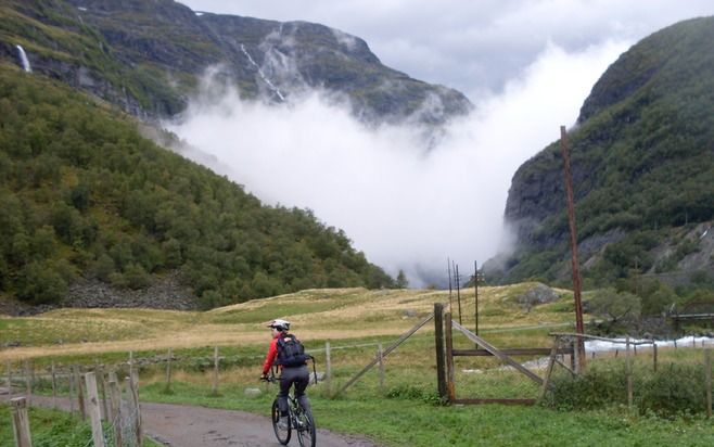 Dampende heuvels naast de beroemde Rallarvegen bij het Noorse Flåm. Foto RD