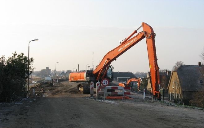 LEKKERKERK – Sinds april 2008 werkt het hoogheemraadschap van Schieland en de Krimpenerwaard (HHSK) aan de Lekdijk bij Lekkerkerk. De werkzaamheden leveren bij sommige dijkhuizen forse beschadigingen op. Foto Dick den Braber