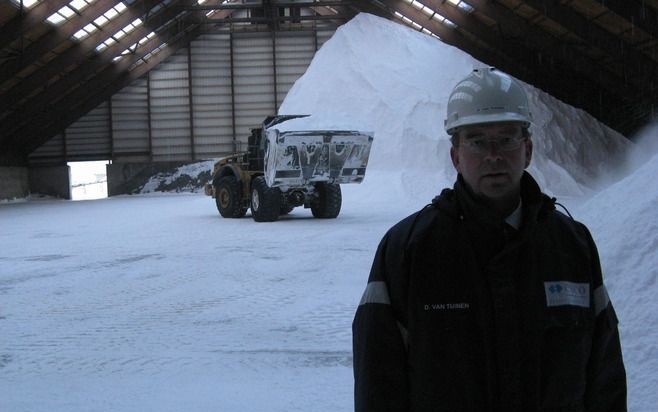 HARLINGEN – Directeur Durk van Tuinen van het Harlingse Frisia Zout in de loods waar van 25 meter hoogte vanaf een lopende band zout naar beneden stort. Een shovel schept het zout in het oplaadpunt voor de vrachtwagens. Het strooizout vliegt dezer dagen d