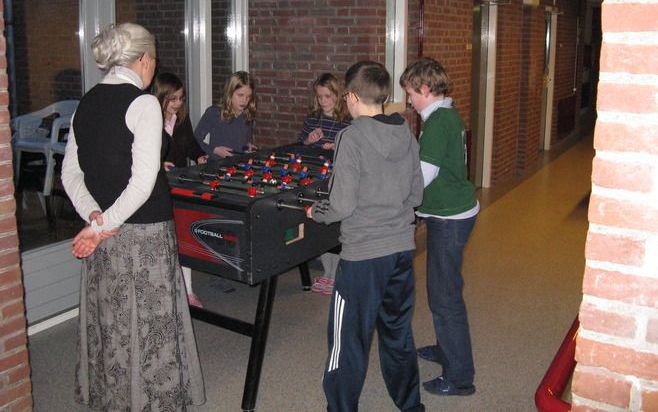 KRIMPEN AAN DEN IJSSEL – Schipperskinderen spelen een potje tafelvoetbal in het internaat van De Driemaster. Foto RD