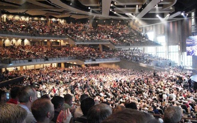 CHICAGO – Willow Creek Community Church telde tot tien jaar geleden bijna alleen maar blanke kerkgangers. Tegenwoordig maken etnische minderheden 20 procent van de bezoekers uit. Foto Hans Peter Jaeger